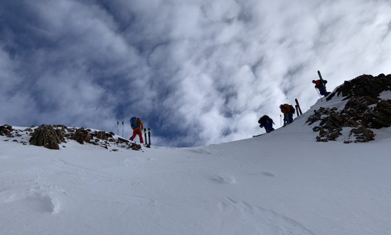 Skitourengänger am Grat, Wolken