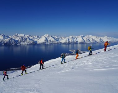 Skitourengruppe, fjord, berge, schnee, himmel