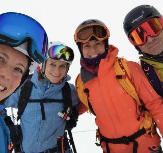 4 personen mit skihelm