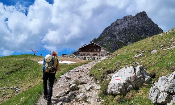 Wanderer, blauer Himmel, Berge, Wolken, Steinbocktour, Bergführer