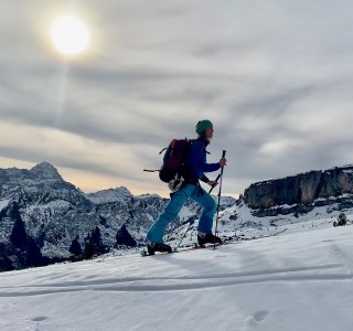 skitourengeherin, sonne, bewölkung, bergspitzen