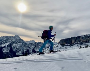 skitourengeherin, sonne, bewölkung, bergspitzen