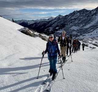 Skitourengruppe im aufstieg, woken, berge, schnee