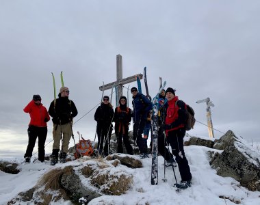 Skigruppe am Gopfel, gipfelkreuz, felsen