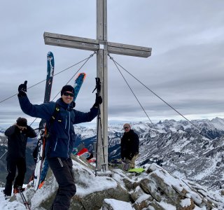 Gipfelkreuz, mehrere personen mit ski, bergpanorama