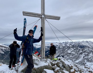 Gipfelkreuz, mehrere personen mit ski, bergpanorama