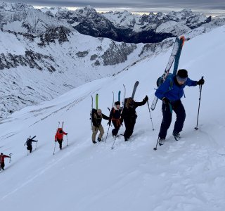 skigruppe, ski am rucksack, aufstieg, schnee, berge