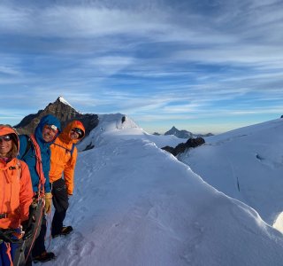 3er Gruppe Bergsteiger, schneegrat, bergspitze, wolken
