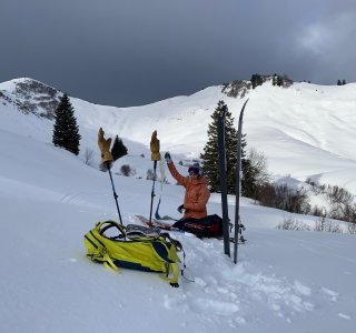 dunklerhimmel, schneeflanke, skifahrer, ski stecken im schnee