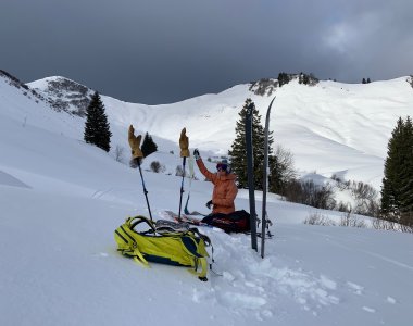 dunklerhimmel, schneeflanke, skifahrer, ski stecken im schnee