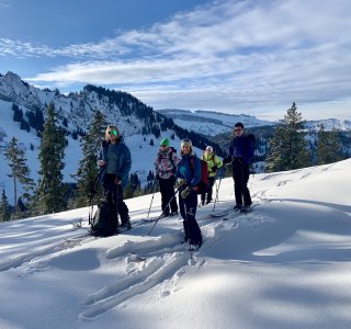 Skitourengruppe beim der pause, neuschnee, wolken am himmel