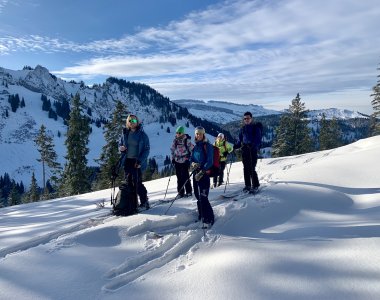 Skitourengruppe beim der pause, neuschnee, wolken am himmel