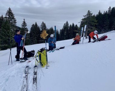 Skitourengruppe beim fell aufziehen nach der abfahrt