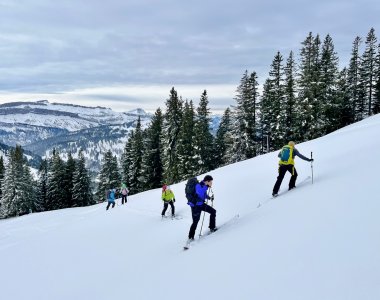 spitzkehren uebung, skitourengruppe im aufstieg