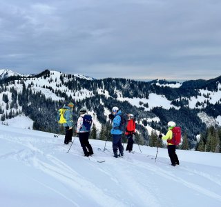 Skitourengruppe bei einer pause in der abfahrt