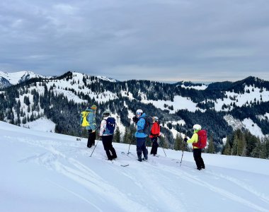 Skitourengruppe bei einer pause in der abfahrt