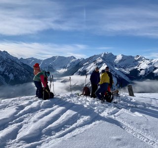skitourengruppe, spuren om Schnee, bergpanorama