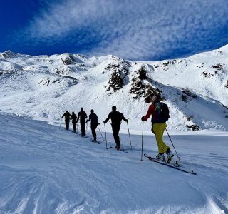skitourengruppe,  alte skispuren, wolkenstimmung
