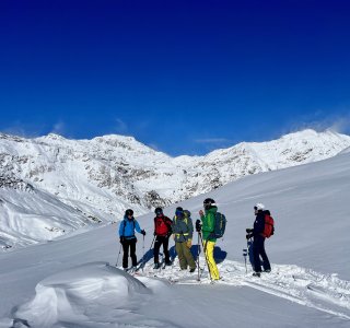 skitourenkurs, gruppe vor gebirgspanorama