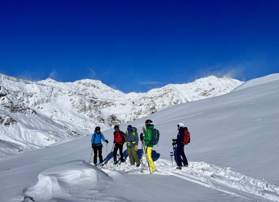 skitourenkurs, gruppe vor gebirgspanorama