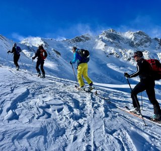 skitourengruppe, windverblasener schnee, berge, himmel