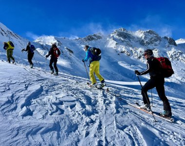 skitourengruppe, windverblasener schnee, berge, himmel