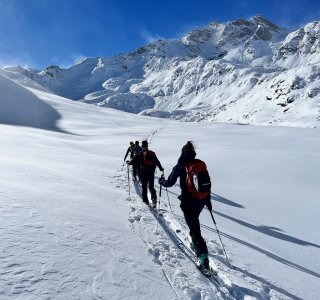 skitourengeher, bergspitzen, windfahnen