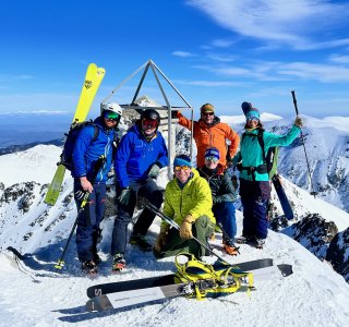 gruppe skitourengeher am gipfel der musala