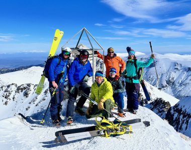 gruppe skitourengeher am gipfel der musala