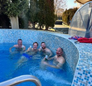 pool, hot springs, 4 personen im wasser
