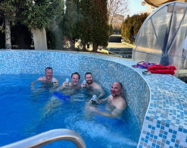 pool, hot springs, 4 personen im wasser