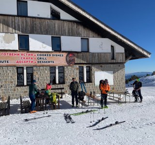 berghaus, mehrere personen, schnee, ski