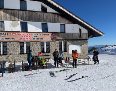berghaus, mehrere personen, schnee, ski