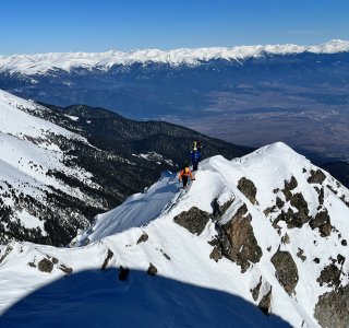 2 skibergsteiger am gipfelgrat, schnee, bergpanorama