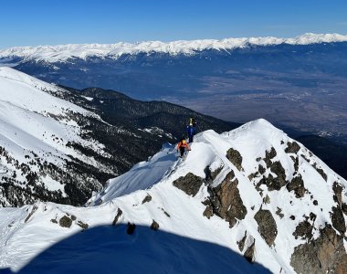 2 skibergsteiger am gipfelgrat, schnee, bergpanorama