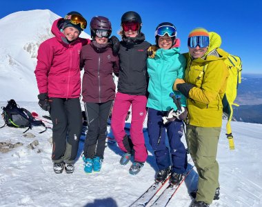 5 personen, skibergsteiger in bunter kleidung