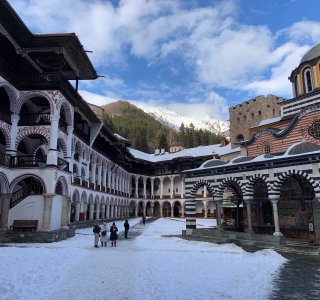 rila kloster, innenhof mit schnee