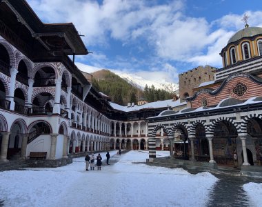 rila kloster, innenhof mit schnee