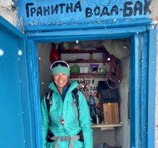 Maia Stoilova,türkise patagonia jacke, blauer Türrahmen