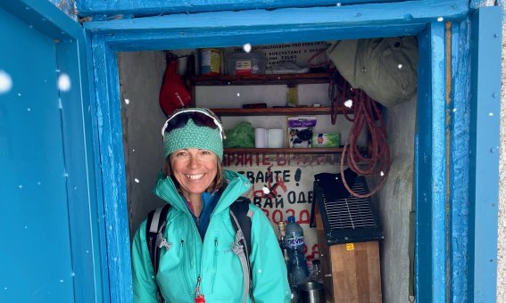 Maia Stoilova,türkise patagonia jacke, blauer Türrahmen