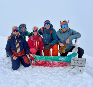 gruppe am gipfel der malyovitsa, bulgarienflagge, gipfeltafel