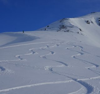skispuren, schnee, blauer himmel, felsen, berg