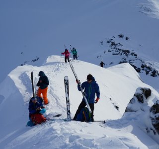 schneegrat, mehrere personen, ski, felsen