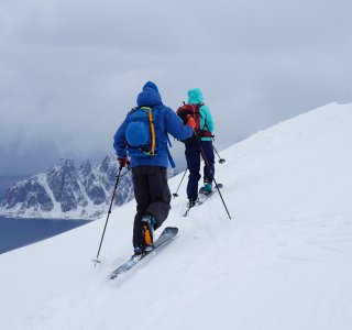 skitourengeher, Rucksack, wolken, meer, felsberge