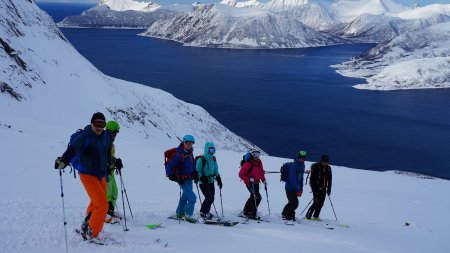 mehrere personen mit ski, Fjord, berge, schnee