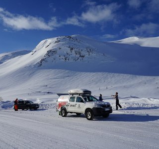 2 fahrzeuge auf passstraße, schneebedeckt, berge