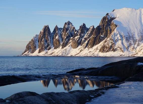 bergspitzen, felsen, meer, schneehang