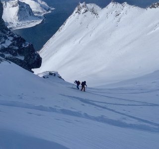 aufstiegsspur, 2 skitourengeher, fjord, schnee