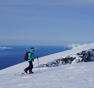 skitourengeher, meer, schneeflanke, felsen
