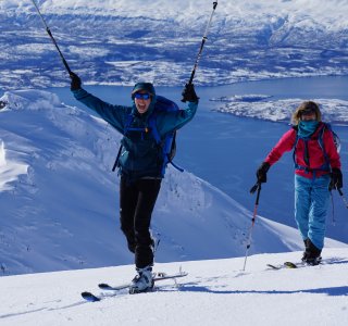 Skitourengeher reiß die arme nach oben, 2 personen, fjod und berge